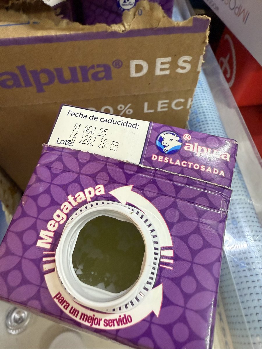 aloajc's tweet photo. @alpuraoficial así venía el primer litro de leche de mi caja y no es la primera vez https://t.co/rWCfaHynK2