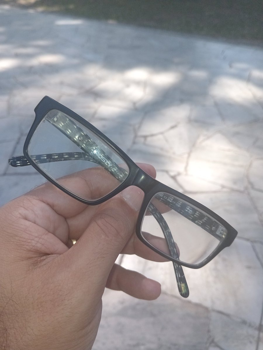 Encontré estos lentes en la Plaza de Godoy Cruz. Tienen  aumento y son marca Rusty (caros). Quizá de algún alumno/a de las escuelas aledañas. Viralizar 🙏