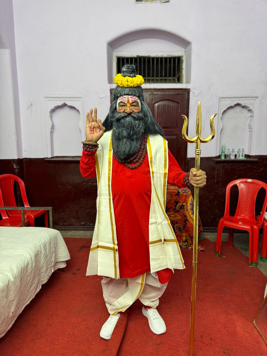 KailashOnline's tweet photo. बजरबट्टू सम्मेलन 2025 

प्रयागराज महाकुंभ की दिव्य आभा को अनुभव करते हुए श्री पितरेश्वर धाम के फलाहारी बाबा के रूप में भव्य पेशवाई।

...तो बताइए, मेरा यह रूप आपको कैसा लगा...? https://t.co/FFfWk4w38s