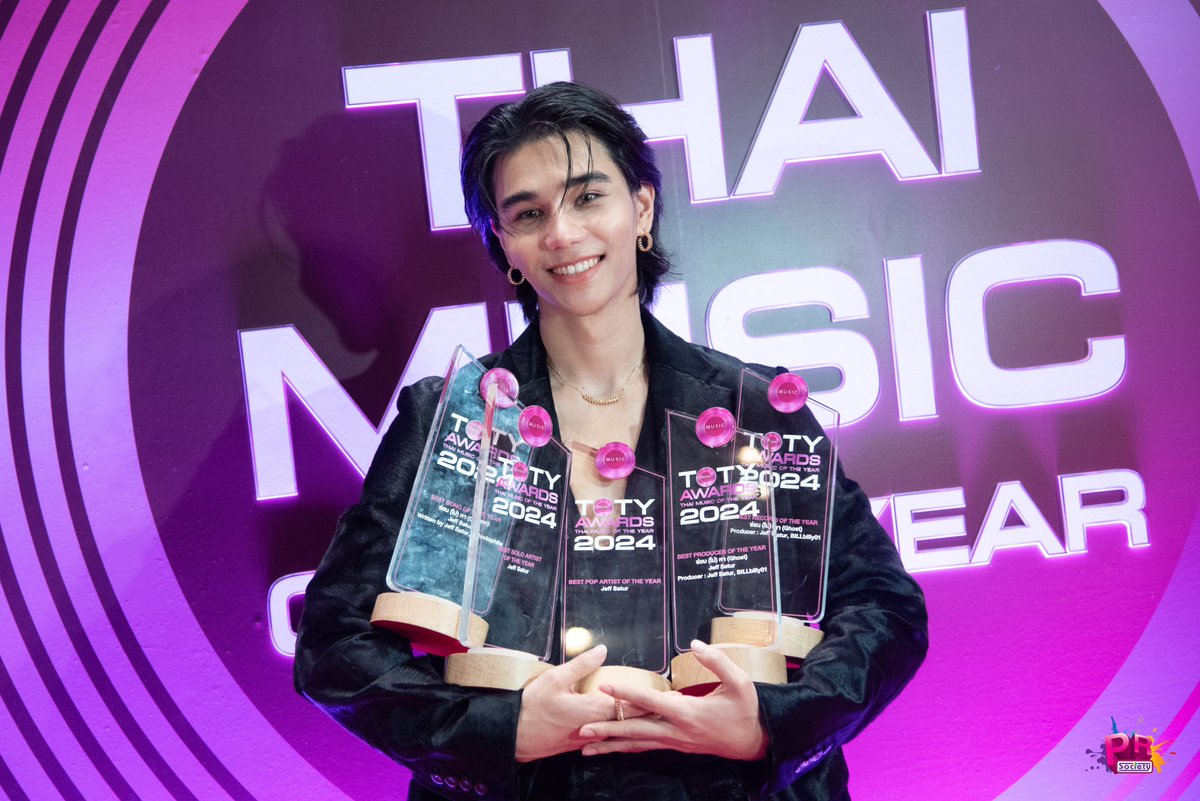 PRSocietyNews's tweet photo. เหมา ๆ 5 รางวัลไปเลยค่า~ ปิดท้ายรางวัลในงาน TOTY MUSIC AWARDS ขอแสดงความยินดีกับ #เจฟซาเตอร์ 🎉🎉🎉 ความสามารถสมมงสุด ๆ ครัช!! 

#TotyMusicAwardsxJeffSatur
#JeffSatur
#TotyMusicAwards 
#ThaiMusicOfTheYear https://t.co/NxJS5RpVJB