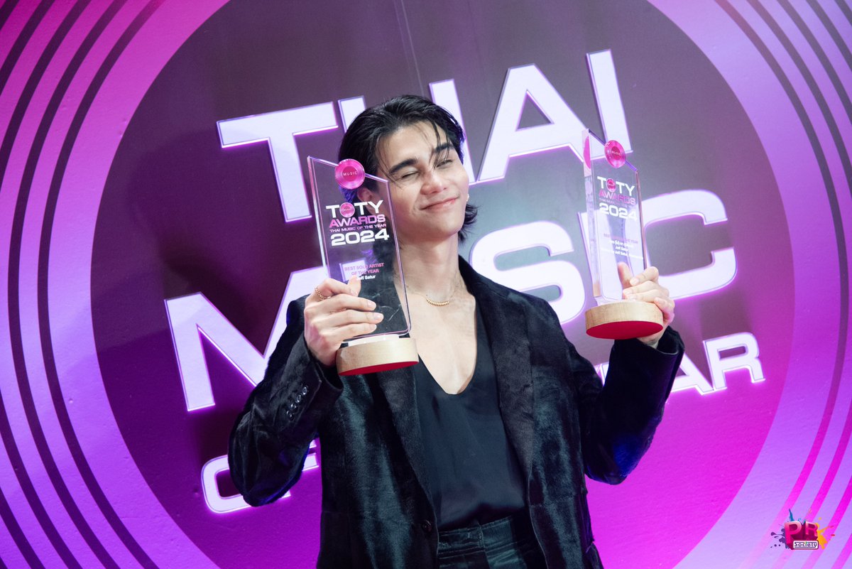 PRSocietyNews's tweet photo. เหมา ๆ 5 รางวัลไปเลยค่า~ ปิดท้ายรางวัลในงาน TOTY MUSIC AWARDS ขอแสดงความยินดีกับ #เจฟซาเตอร์ 🎉🎉🎉 ความสามารถสมมงสุด ๆ ครัช!! 

#TotyMusicAwardsxJeffSatur
#JeffSatur
#TotyMusicAwards 
#ThaiMusicOfTheYear https://t.co/NxJS5RpVJB