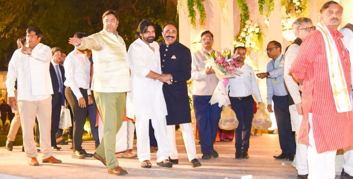 APDeputyCMO's tweet photo. ఈ రోజు సాయంత్రం న్యూఢిల్లీలో జరిగిన గౌరవ కేంద్ర గ్రామీణాభివృద్ధి, వ్యవసాయ శాఖ మంత్రి శ్రీ @ChouhanShivraj గారి కుమారుల వివాహ రిసెప్షన్ కు హాజరై నూతన వధూవరులను ఆశీర్వదించిన ఉప ముఖ్యమంత్రి @PawanKalyan. https://t.co/Lf0UocZjhq