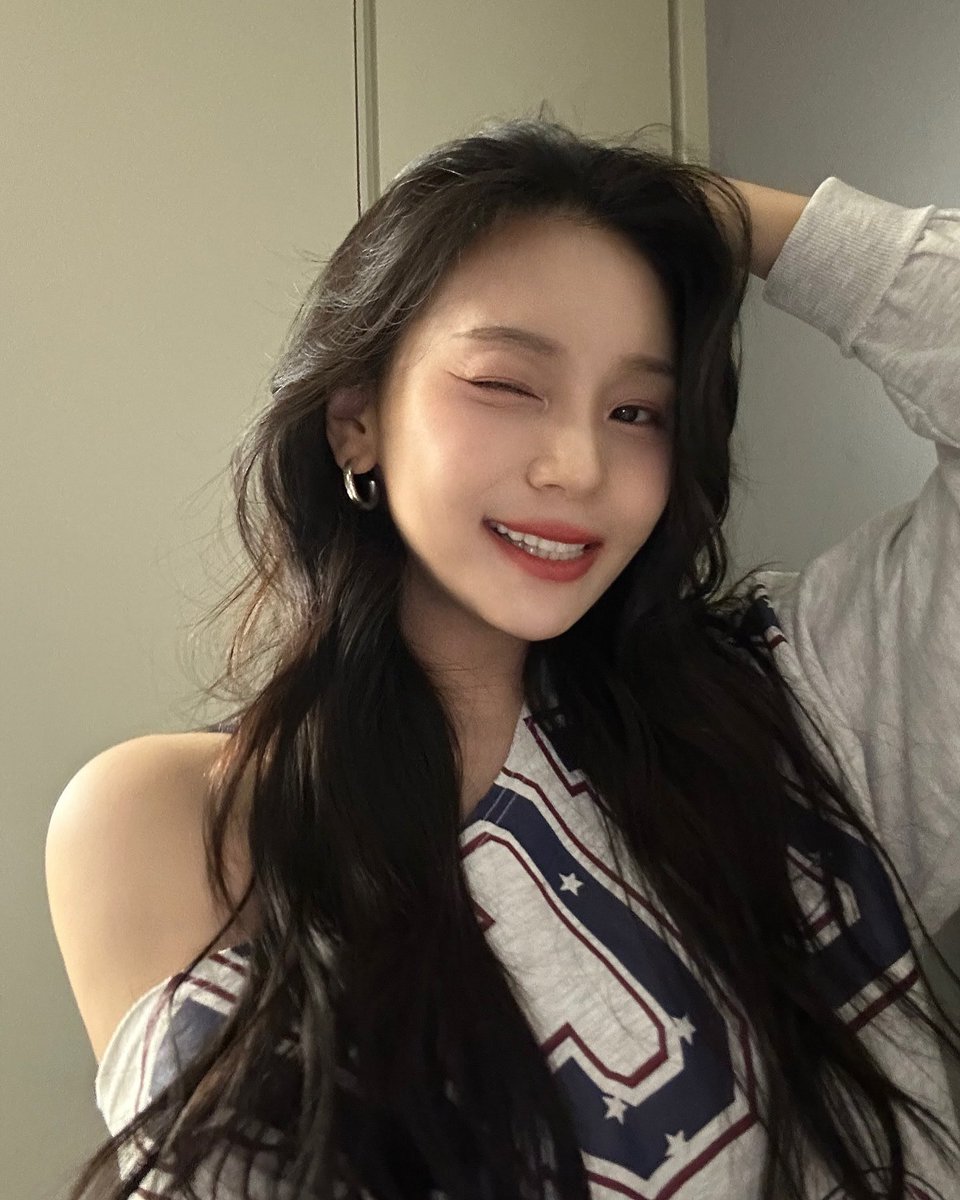 umjigallery's tweet photo. #비비지 ♡ #여자친구 
#엄지 ➪ 250318 | instagram https://t.co/8PiP2I9zXz