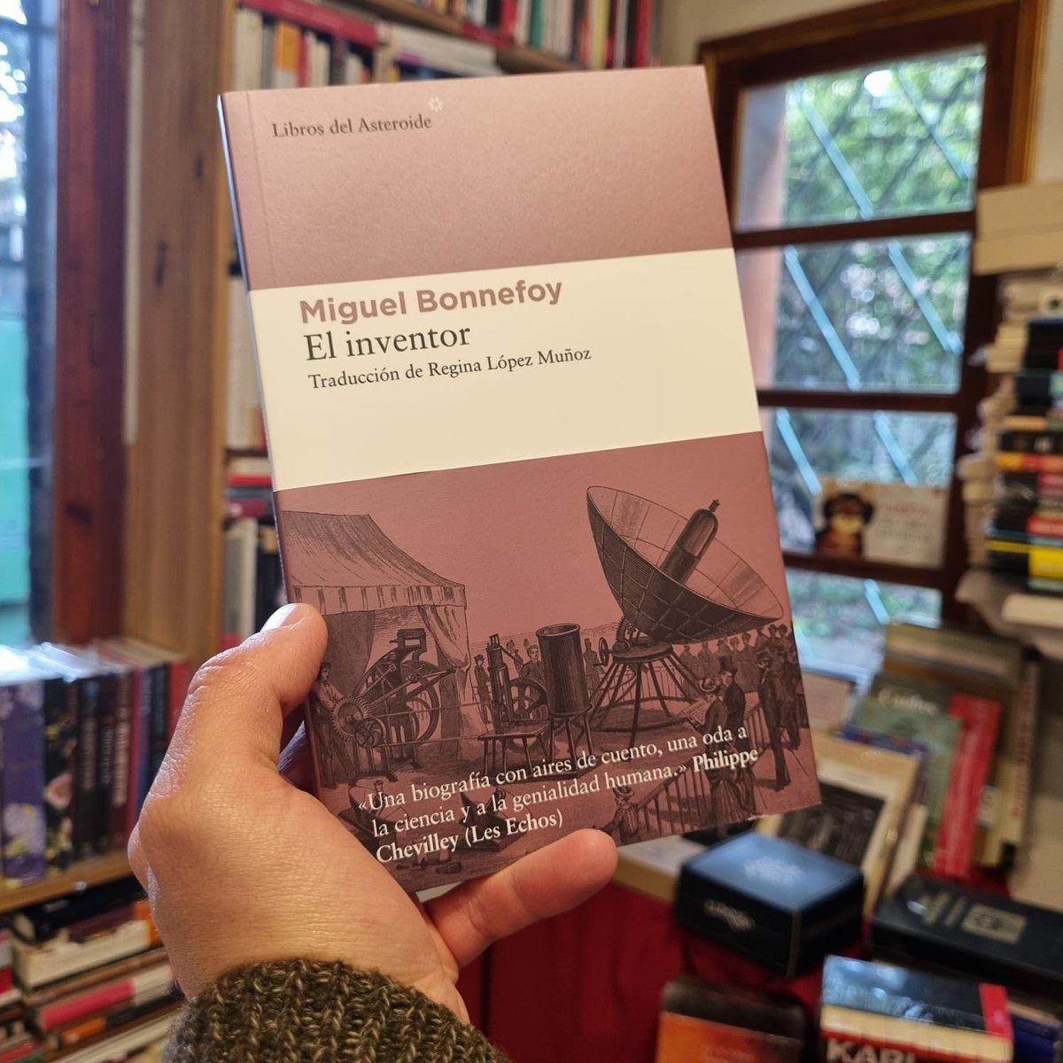 Descubre la historia de Augustin Mouchot, un genio olvidado que desafió al mundo con su pasión por la energía solar. #MiguelBonnefoy <a href="/LibrosAsteroide/">Libros del Asteroide</a> <a href="/CamLibro/">Cámara Colombiana del Libro</a> <a href="/FILBogota/">FeriadelLibroBogotá</a> 
Compra el libro aquí: libreriacasatomada.com/libro/el-inven…