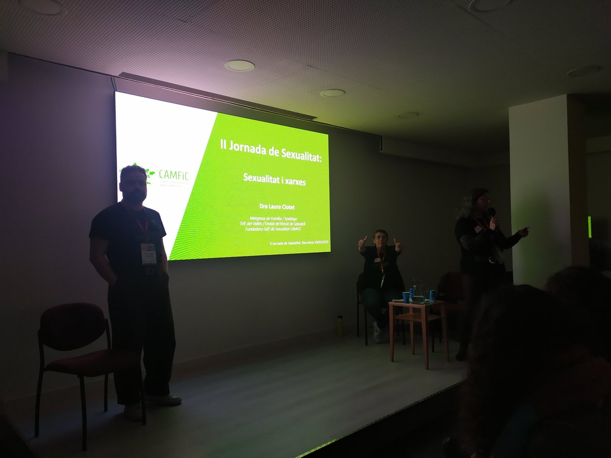 sexcamfic's tweet photo. Acabant la II Jornada de Sexualitat amb la ponència de "Sexualitat en un món digital" 
#JornadaSexeAP #SexAP https://t.co/f3sVNJ8Tpd