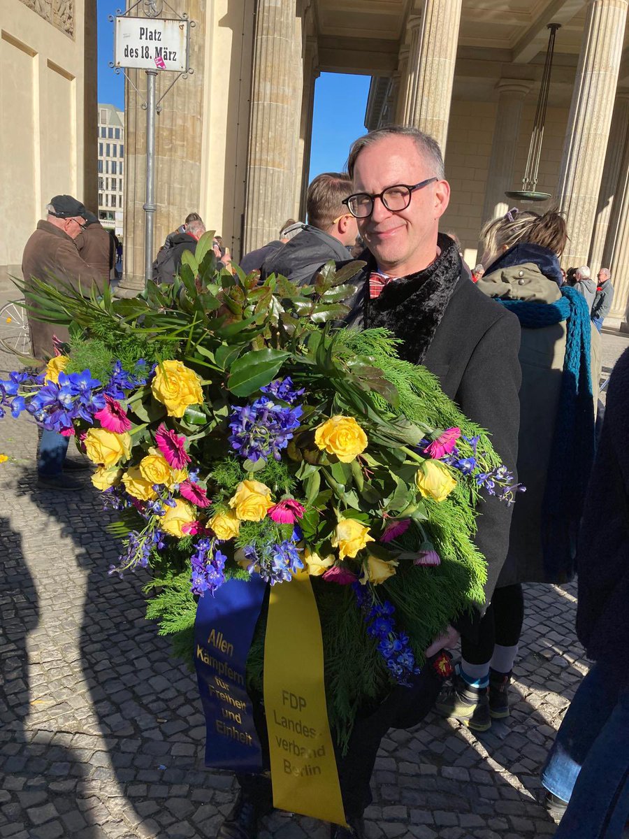 Der 18.März und die Märzrevolution von 1848/49 waren + sind bedeutende europäische Ereignisse. Wir erinnern gerne an die liberalen und demokratischen Vorstreiter und Wegbereiterinnen der Demokratie. Ihnen zu Ehren legte unser OV heute einen Kranz am #BrandenburgerTor nieder.