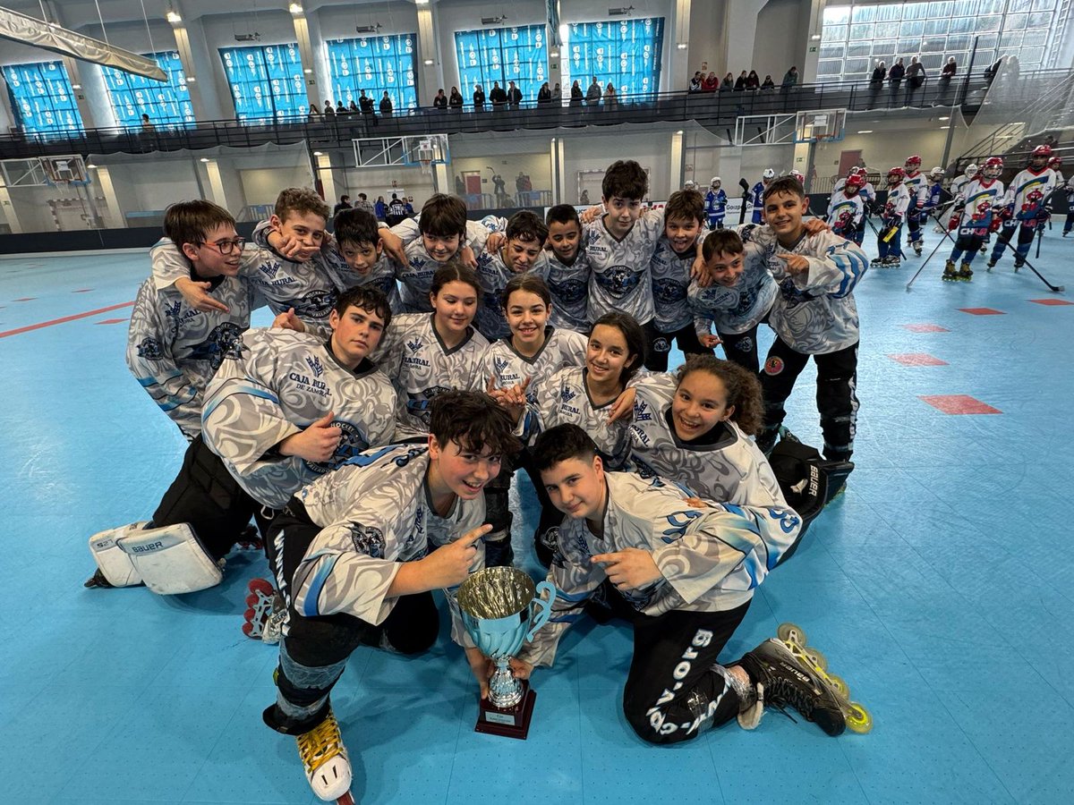 #hockeylinea | El <a href="/CPLValladolid/">CPLV</a>  campeón de la liga élite Alevín, tras no fallar en ninguno de los 8 partidos.
El CHL Aranda termina en 5ª posición con marcadores muy ajustados.
<a href="/Deportesjcyl/">Deporte Castilla y León</a> 
fpcyl.es/el-cplv-campeo…