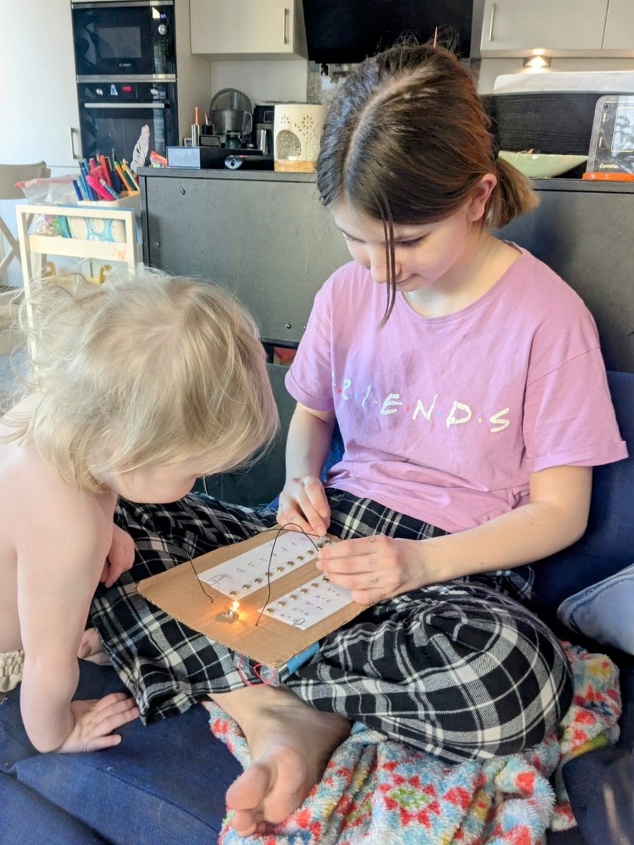 EuroDale's tweet photo. She built a basic calculator with just a battery, a cardboard and some wires. What a nerd 🧡 https://t.co/D6AKWJTeSm