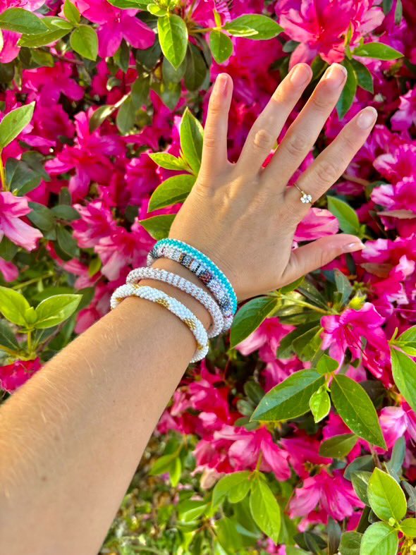 SashkaCo's tweet image. Sunshine, blooms, and the perfect stack to match! 🌸

Nothing says spring like fresh florals and vibrant bracelets—add a pop of color to your look today! 🌿 

Shop now: sashkaco.com

#SpringJewelry #BohoBracelets #EarthToneBracelets #FlowerPower #HandmadeJewelry
