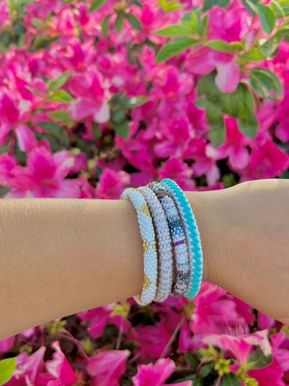 SashkaCo's tweet image. Sunshine, blooms, and the perfect stack to match! 🌸

Nothing says spring like fresh florals and vibrant bracelets—add a pop of color to your look today! 🌿 

Shop now: sashkaco.com

#SpringJewelry #BohoBracelets #EarthToneBracelets #FlowerPower #HandmadeJewelry