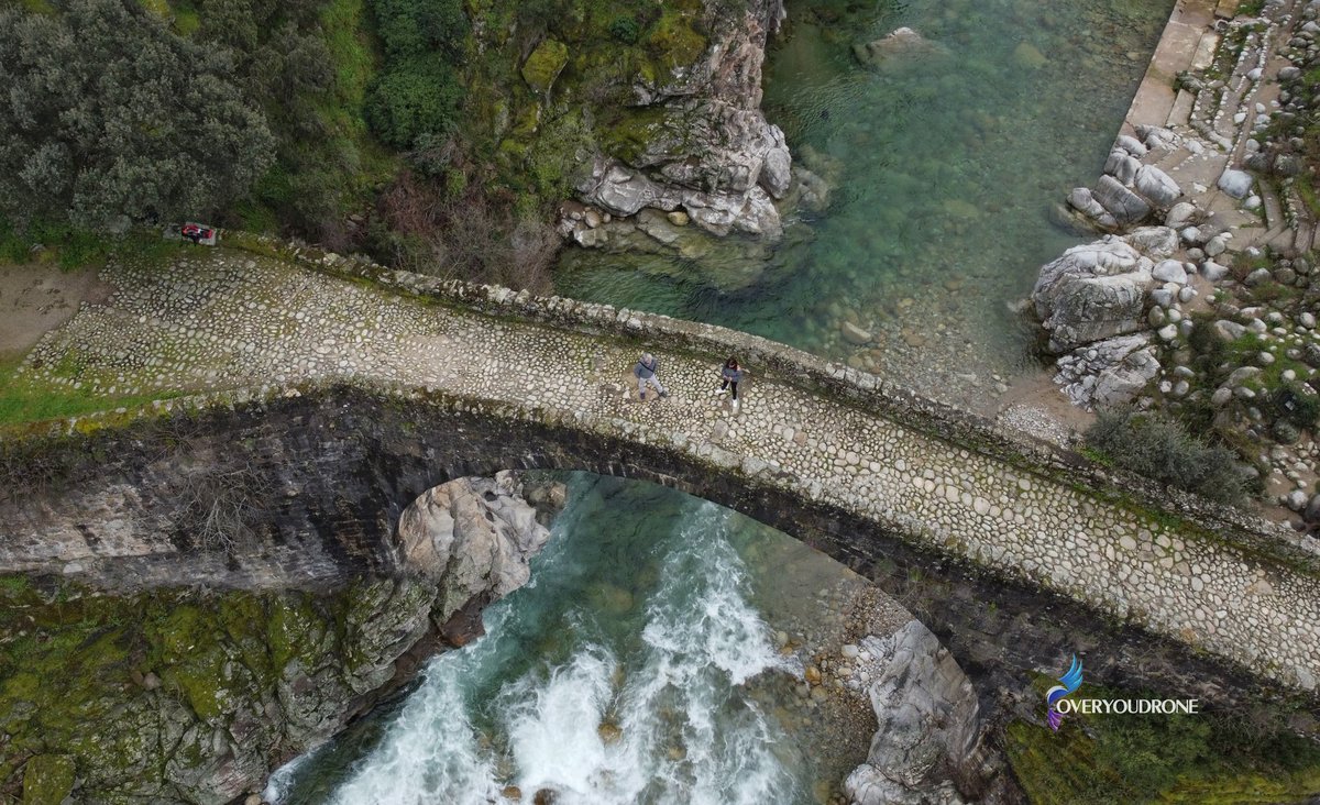 DroneZumbido's tweet photo. Sobre el puente medieval de la garganta de Alardos, Madrigal de la Vera.
#gargantadealardos
#madrigaldelavera
#overyoudrone https://t.co/hyGfmHdYYW