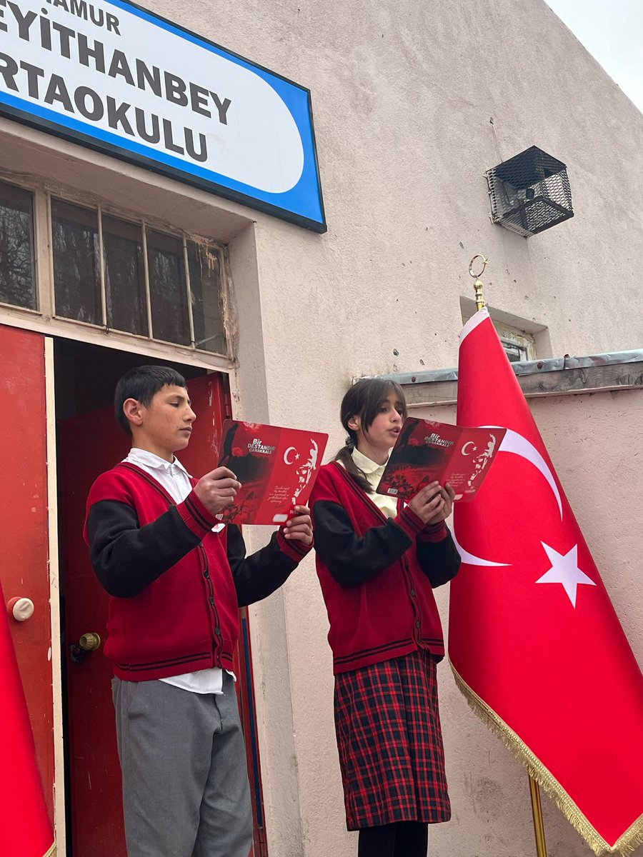 Sythnby_04's tweet photo. Okulumuzda 18 Mart Çanakkale #Zaferi ve #Şehit’leri anma Töreni düzenlendi.

Eğil de kulak ver, bu sessiz yığın
Bir vatan kalbinin attığı yerdir. 
#Çanakkale

@tcmeb @AgriValilik @agrimem
 @hasan_kokrek @HamurKaymakmlik
@MNesipMahir @HamurMEM1 
@mehmetozmus_ @Firat_Guzelyuz https://t.co/w3wTPZQT1l