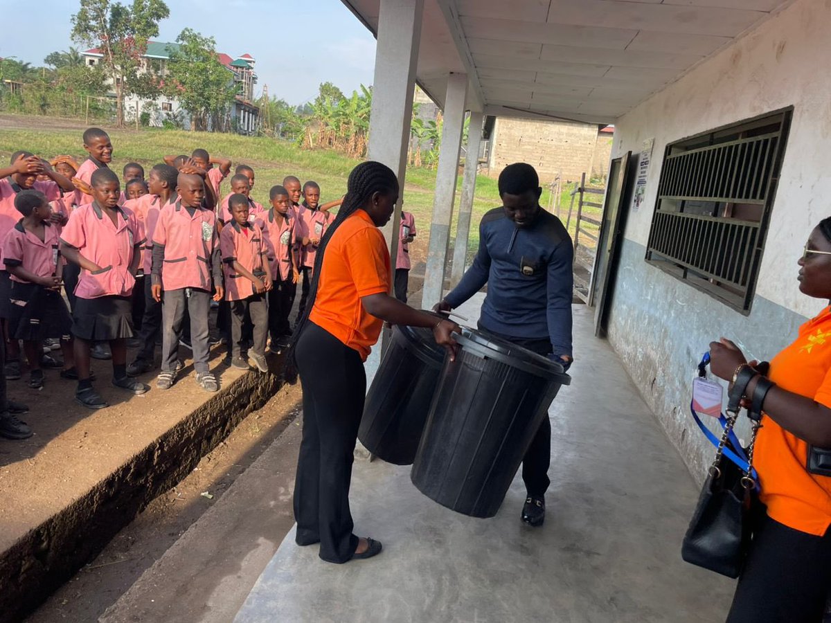theblprojects's tweet image. World Recycling Day 2025 BLP team in Buea donated Trash Buckets at Fonic Comprehensive Secondary School Sandpit Buea  “ Our Environment, Our Future”

#WorldRecyclingDay2025  #RecycleForTheFuture  #SustainableRecycling  
#AfricaRecycles @UNEP_Africa @UNFCCC @UNCCDcso @SDGActors