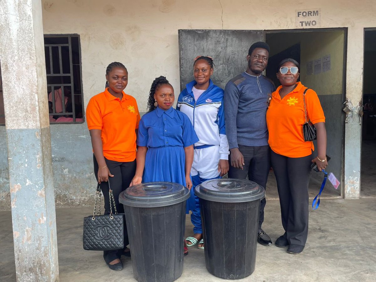 theblprojects's tweet image. World Recycling Day 2025 BLP team in Buea donated Trash Buckets at Fonic Comprehensive Secondary School Sandpit Buea  “ Our Environment, Our Future”

#WorldRecyclingDay2025  #RecycleForTheFuture  #SustainableRecycling  
#AfricaRecycles @UNEP_Africa @UNFCCC @UNCCDcso @SDGActors