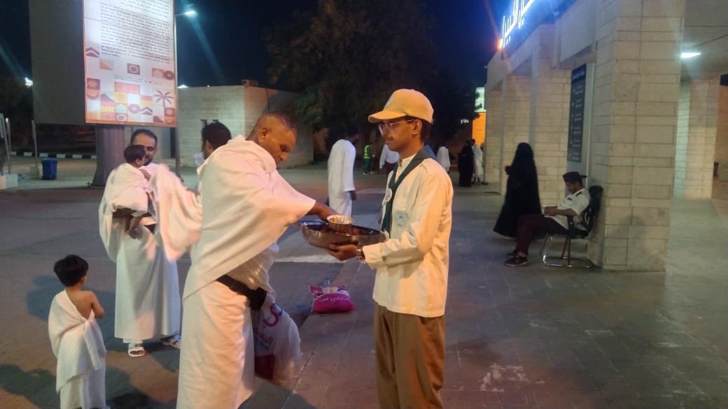 MOE_TIF's tweet photo. 🌙 رمضانيات || 

شاهد “صور مشرقة لكشافة تعليم الطائف” 
في خدمة معتمري ميقاتي قرن المنازل ووادي محرم ، قاموا بتوزيع وجبات إفطار صائم على قاصدي بيت الله الحرام. https://t.co/i3dobuRrCD