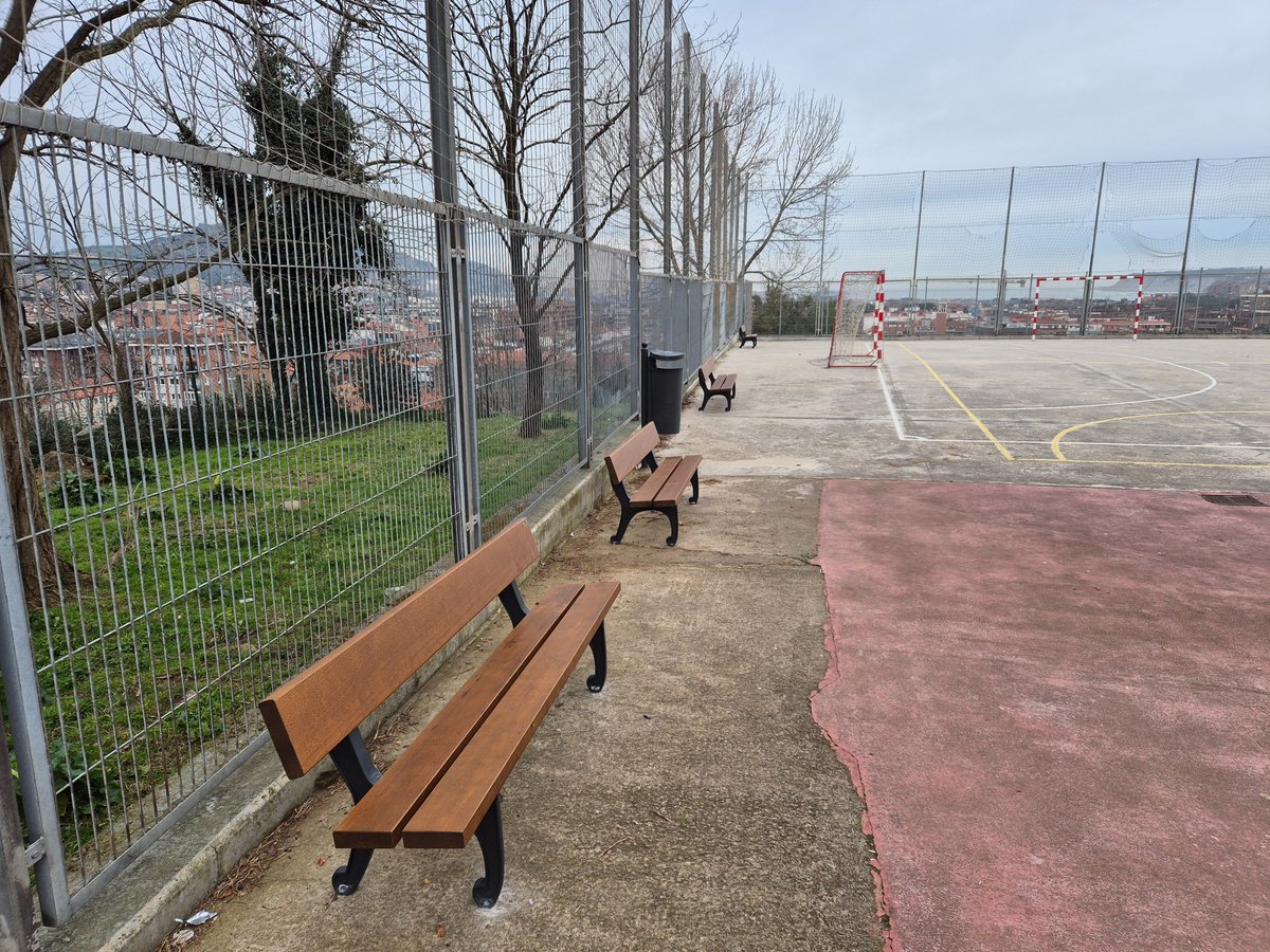 Nuevos bancos y 2 mesas de tenis mesa antivandálicas para las terrazas de 1º y 2º de la ESO en Colegio Gaztelueta.

#mobiliario #exterior #pingpong #colegio #leioa