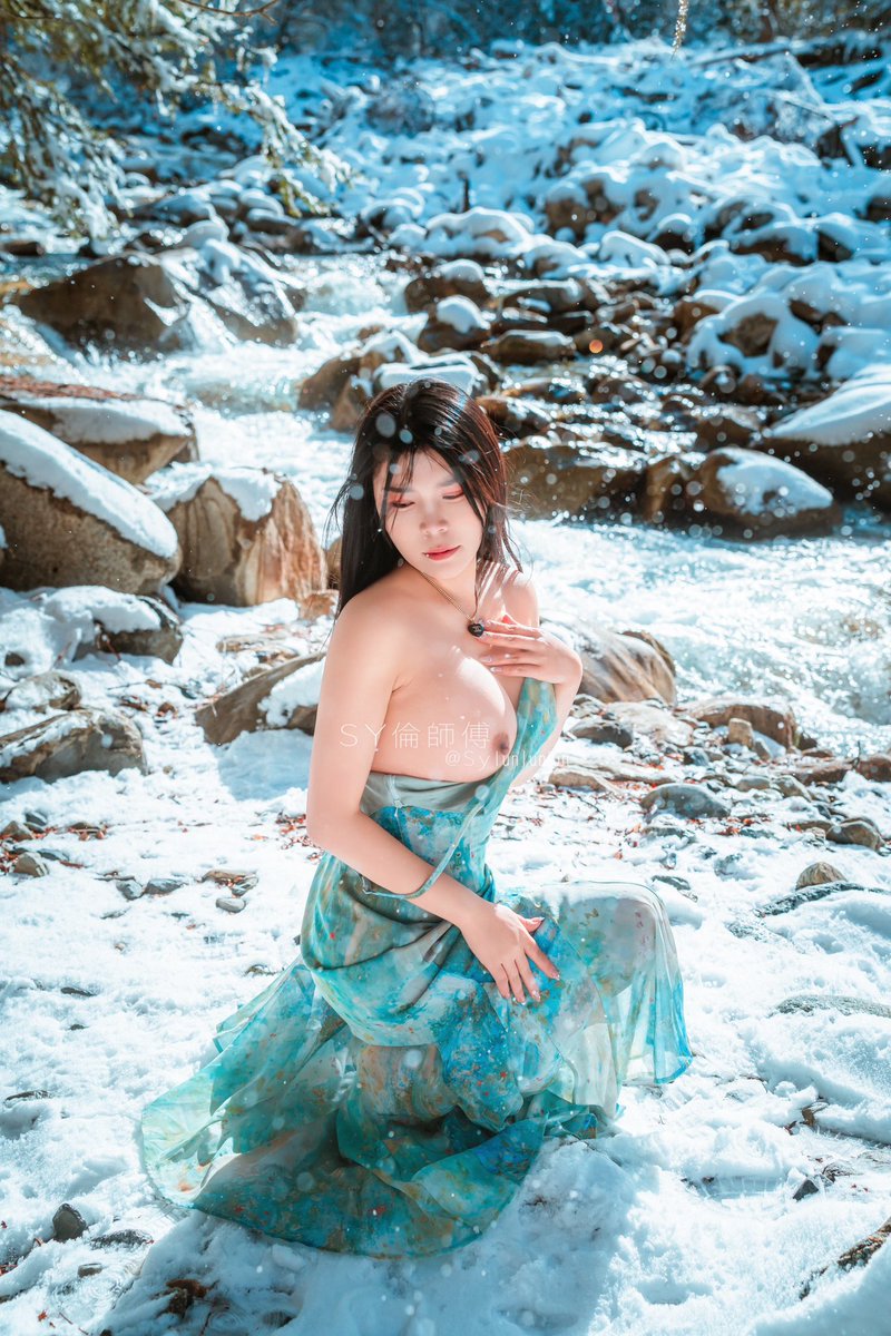 寒冬有尽❄️丨裸露的肌肤在雪地中～

📸：@SYlunlunlun 
🧚‍♀️：@mjiji235901 

@BulmaList 
@ToBulaer 
@ToBulma 
@KawasawaSen
#旅拍 #荒野系列 https://t.co/cQpIwZEkLE