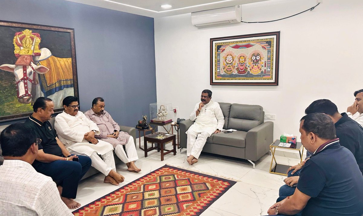 Jayadev Jena (@jayadevjenainc) on Twitter photo ଭାରତର ପୂର୍ବତନ ମନ୍ତ୍ରୀ ଶ୍ରୀ ଦେବେନ୍ଦ୍ର ପ୍ରଧାନ ଙ୍କ ବିୟୋଗରେ ତାଙ୍କ ଭୁବନେଶ୍ୱର ବାସଭବନରେ ପହଁଞ୍ଚି ତାଙ୍କ ଫୋଟୋରେ ପୁଷ୍ପାଞ୍ଜଳି ଅର୍ପଣ କରି ଅଶ୍ରୁପୁର୍ଣ୍ଣ ଶ୍ରଦ୍ଧାଞ୍ଜଳି ଜଣାଇଲି। ଶ୍ରୀ ଧର୍ମେନ୍ଦ୍ର ପ୍ରଧାନ ଓ ଶୋକସନ୍ତପ୍ତ ପରିବାରଙ୍କୁ ସାନ୍ତ୍ୱନା ଓ ସମବେଦନା ଜଣାଇଲି।
ଓଁ ଶାନ୍ତି🙏🏻
<a href="/dpradhanbjp/">Dharmendra Pradhan</a> ଭାରତର ପୂର୍ବତନ ମନ୍ତ୍ରୀ ଶ୍ରୀ ଦେବେନ୍ଦ୍ର ପ୍ରଧାନ ଙ୍କ ବିୟୋଗରେ ତାଙ୍କ ଭୁବନେଶ୍ୱର ବାସଭବନରେ ପହଁଞ୍ଚି ତାଙ୍କ ଫୋଟୋରେ ପୁଷ୍ପାଞ୍ଜଳି ଅର୍ପଣ କରି ଅଶ୍ରୁପୁର୍ଣ୍ଣ ଶ୍ରଦ୍ଧାଞ୍ଜଳି ଜଣାଇଲି। ଶ୍ରୀ ଧର୍ମେନ୍ଦ୍ର ପ୍ରଧାନ ଓ ଶୋକସନ୍ତପ୍ତ ପରିବାରଙ୍କୁ ସାନ୍ତ୍ୱନା ଓ ସମବେଦନା ଜଣାଇଲି।
ଓଁ ଶାନ୍ତି🙏🏻
<a href="/dpradhanbjp/">Dharmendra Pradhan</a>