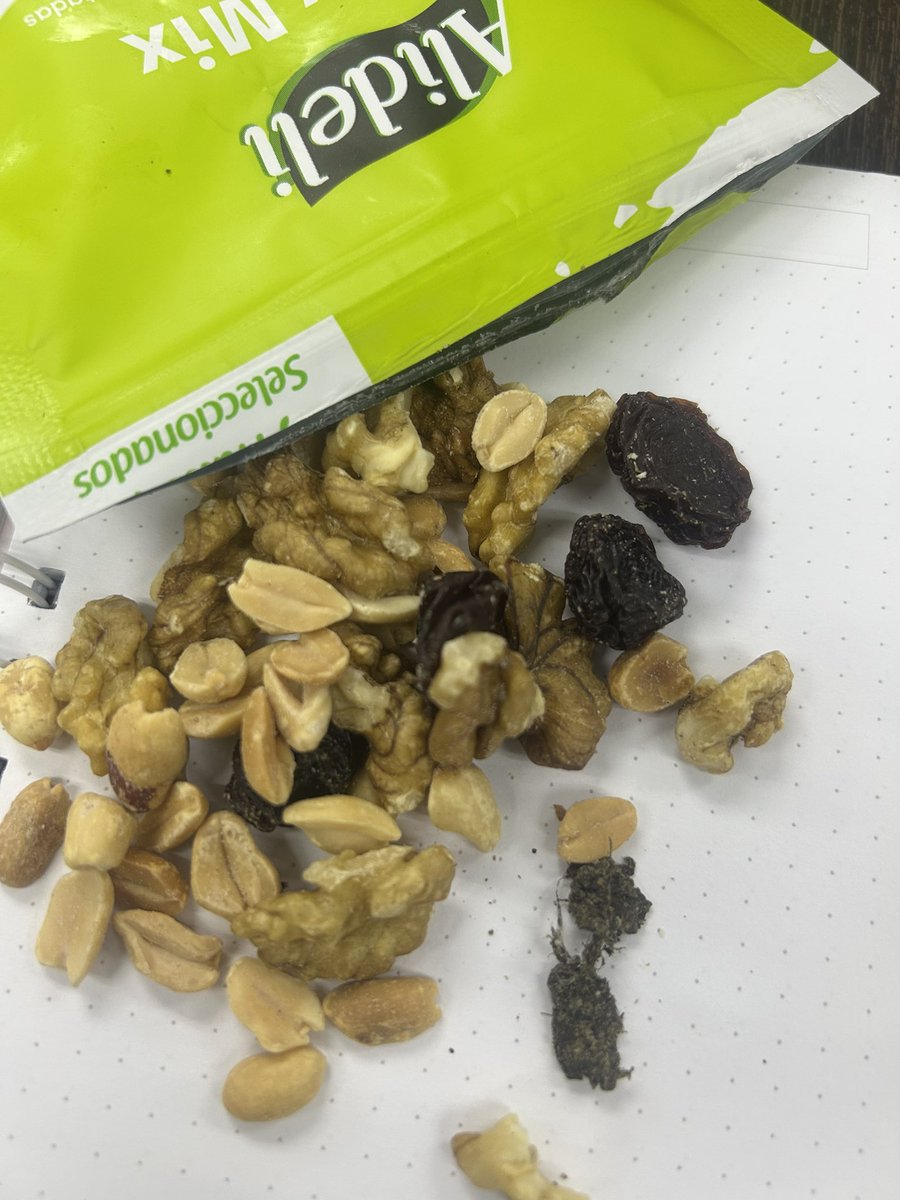 mafermorenod's tweet photo. Por la poca vigilancia sanitaria es que se producen enfermedades aquí una compra que realice ayer en el #Tuti  y hoy al consumirlo me encuentro una cosa negra que no sé que porquería será marca Alideli frutos secos  @Arcsa_Ec esperando que tomen medidas de vigilancia sanitaria https://t.co/EndGLgkRqW