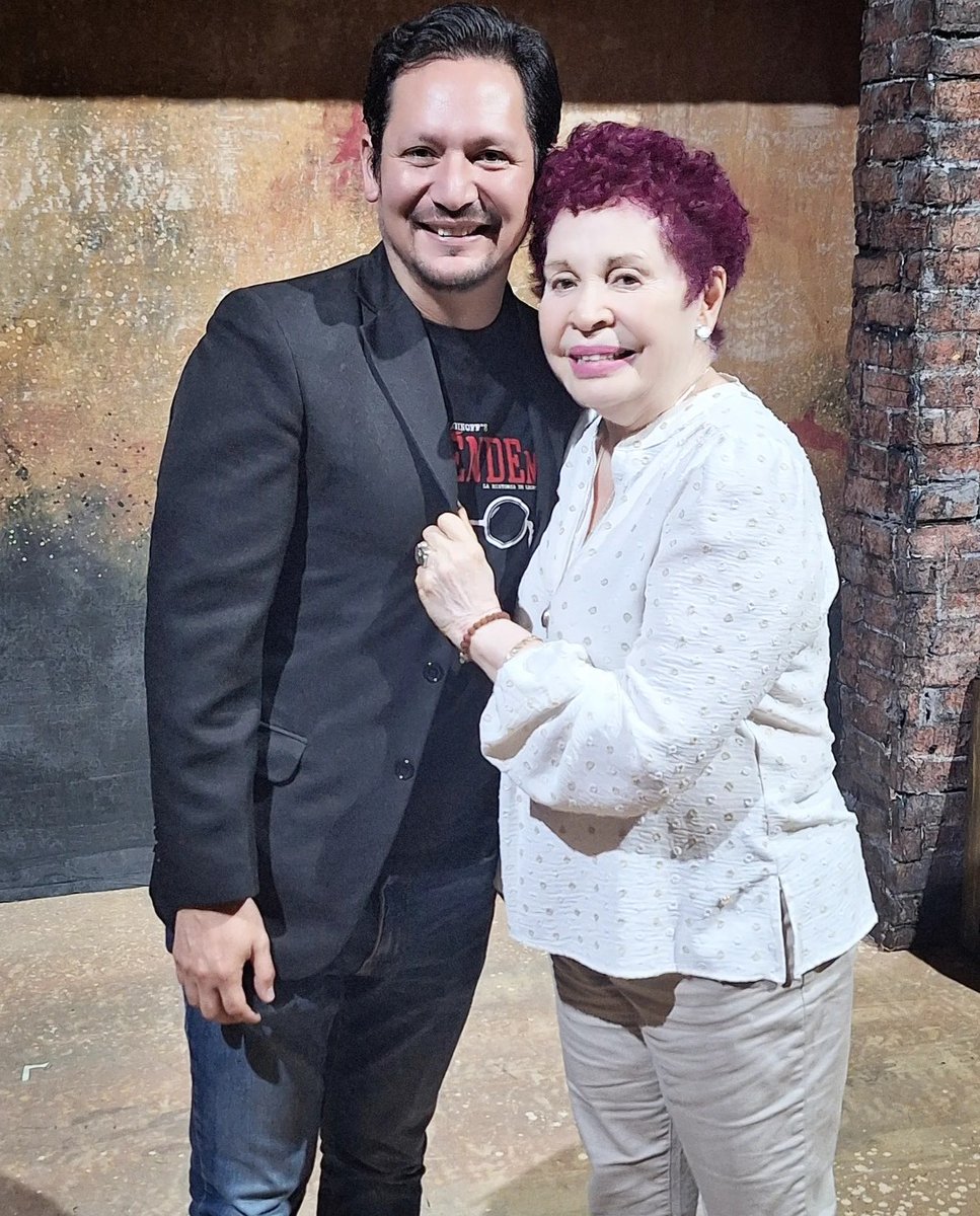 Como cada Lunes, anoche fue noche de #PrendeMe y nuestro director #ClaudioMorales quien es el director de arte y producción de esta bella obra tuvo el honor de contar con la presencia de la Maestra #EmaPulido  la cual les dedico unas hermosas palabras que mueven el corazón.