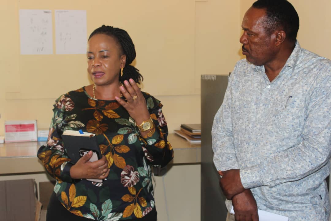 Kaimu Mkurugenzi Mtendaji wa TACAIDS Dkt. Catherine Joachim akitoa ufafanuzi juu ya huduma za UKIMWI mbele ya wajumbe wa Kamati ya Kudumu ya Bunge  ya Afya na UKIMWI ambao walikuwa ziarani tarehe 17 Machi, 2025 ya kujionea hali ya utoaji huduma za UKIMWI katika gereza la Singida