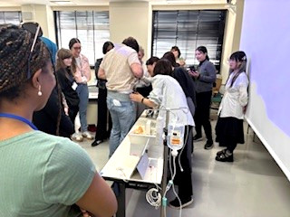 During our visit to Chiba University, our students compared and contrasted the American and Japanese healthcare systems, learning about approaches to challenges like cost, accessibility and quality. They also experienced nursing technology research using AI to detect dementia.