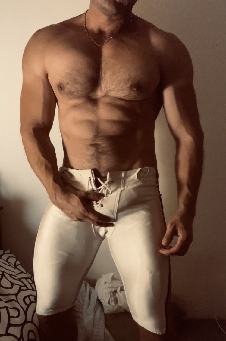 Dejé de jugar americano cuando cumpli 20 años de edad. Encontré mis fundas y aún me quedan. 
Siguen oliendo delicioso.
Será que las vendo? 

Todas las fotos en mi OF