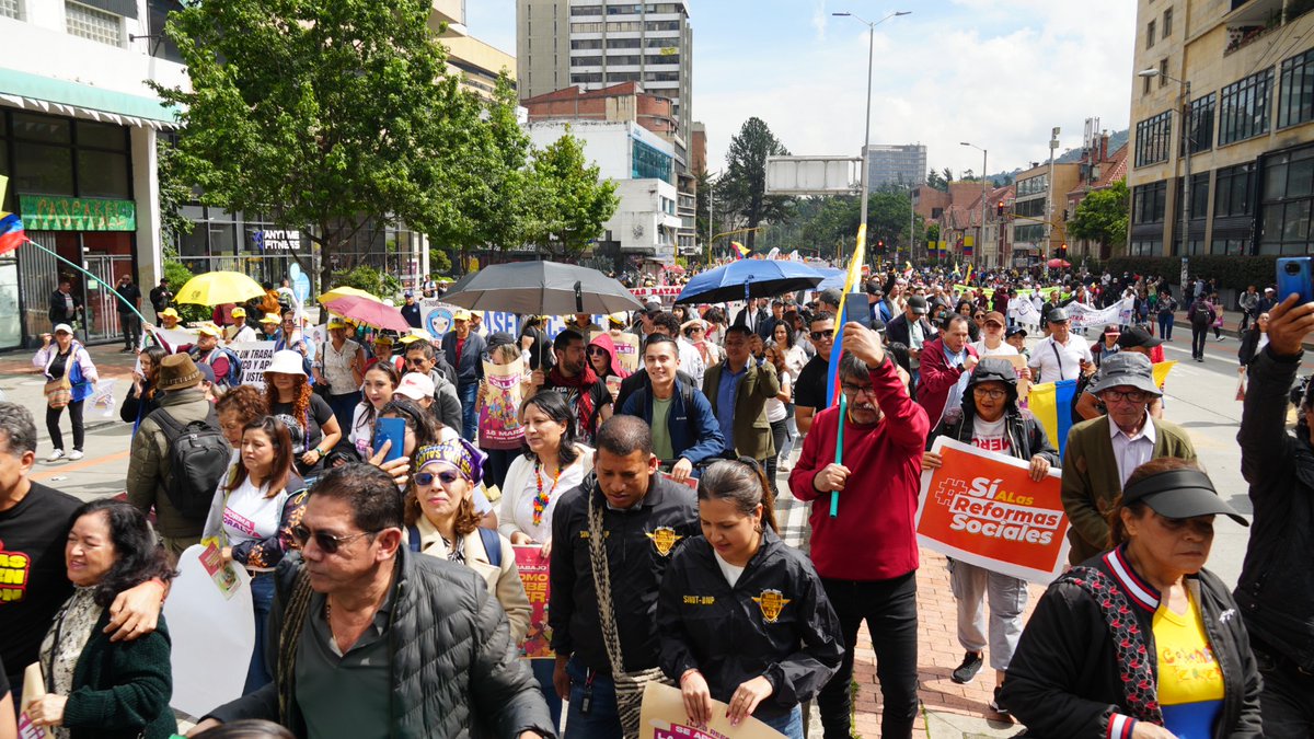 Por fin Administración <a href="/CarlosFGalan/">Carlos F. Galán</a> hace presencia en colegios,con funcionarios de secretarias de salud,ambiente,etc,  pero obligándolos a funciones punitivas,irrespetándolos a ellos y a educadores como profesionales. 101 años de la Vorágine,¡La escuela no es una cauchería!👇🏻👀