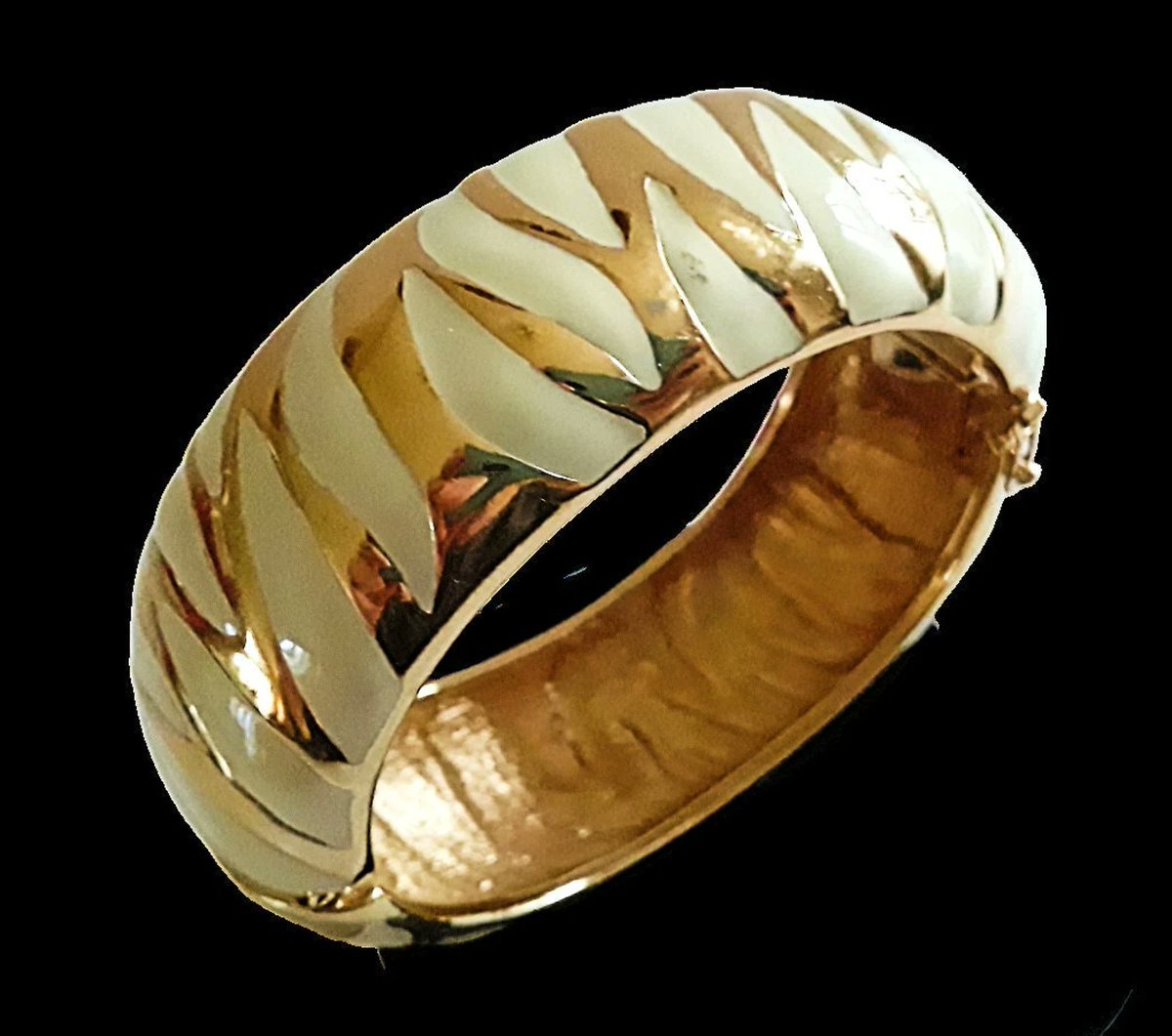 renaissancefai's tweet photo. https://t.co/k93xUYMtZW
#bracelet #Ciner #hinged #bangle #designer #signed #enamel #heavy #chunky #enamel #cream #goldplate #goldpatterns #oval #giftforHer #specialOccasion #wedding #bridal #evening #white #abstractzigzag https://t.co/bJd87D9R3w