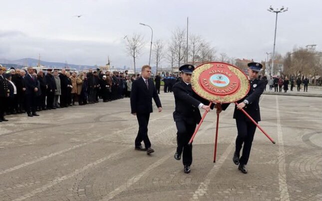 adalariyiparti2's tweet photo. 18 Mart Şehitleri Anma Günü ve Çanakkale Deniz Zaferi münasebetiyle Büyükada Atatürk anıtında yapılan çelenk sunma töreninin ardından Büyükada 125.Yıl Atatürk Ortaokulunda da düzenlenen kutlama programına İlçe Teşkilatı ile katıldık. 
@iyiparti @iyiparti_34 @adalariyiparti2 https://t.co/f5NPdDDxiW