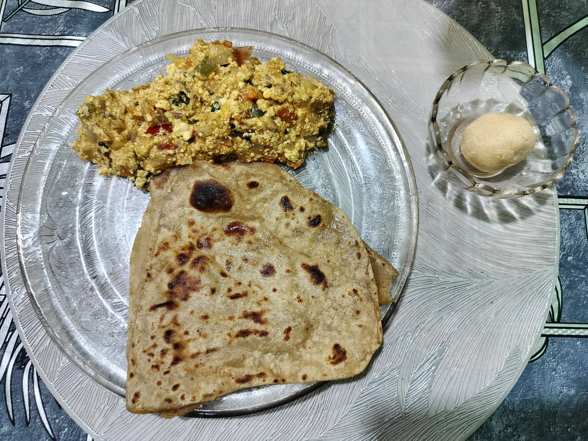 iamarchis16's tweet image. Aajao Bhai nei dinner banaya hei 🙂‍↔️👨🏼‍🍳

Panner Bhurji+Parathe
#Chef #Cookingskills