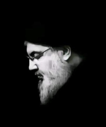 Bahrainya313's tweet photo. يقول أحد المقرّبين من أبو حمزة:

"عندما ارتقى السيد، مكث أبو حمزة فترة طويلة مكتئبًا حزينًا، يجهش بالبكاء في ساعات الليل. حتى أنه طلب مسجّلًا صغيرًا، ووضعه بجواره خلال الحرب، ليستمع إلى خطب السيد. كان يلجأ إلى صوته كلما اشتدّت الظروف.
اليوم يرفع اللثام عن وجهك البهي يا شجاع غزة https://t.co/3A566CP8v4