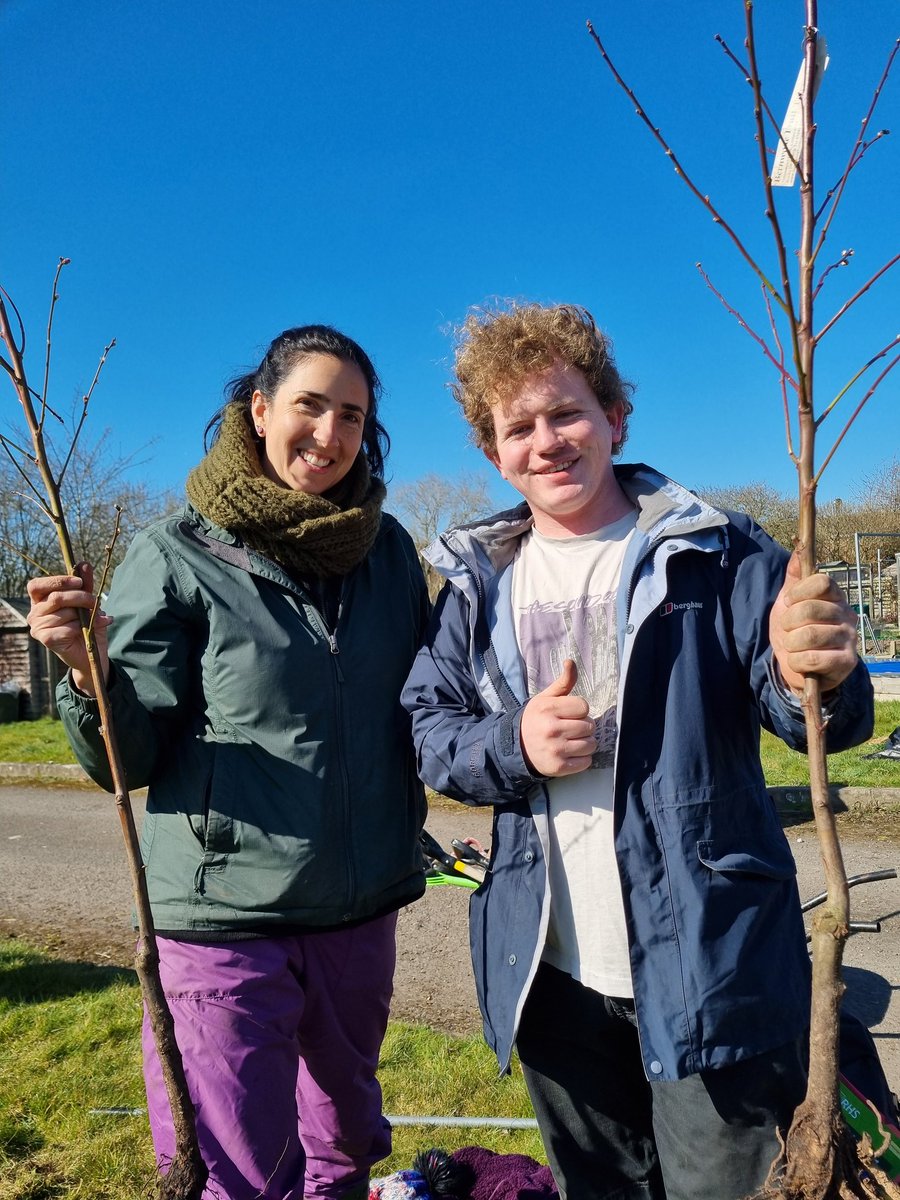 fruitnutvillage's tweet image. A lovely day for expanding the orchards at #CastleValeAllotments today with @CETBrum. 15 more fruit trees. #CastleVale