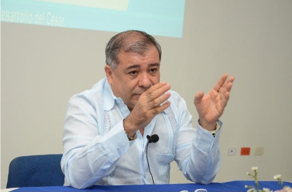 aralfa21's tweet photo. El señor eterno de la Cámara de Comercio de Valledupar, José Luis Urón, parece creer que no hay más personas capaces de liderar la entidad, convertida en un negocio familiar. Pero lo más grave es que no le habla con claridad a la ciudadanía. Aquí la realidad del caso 🧵⬇️ https://t.co/zIdtCQTQ21