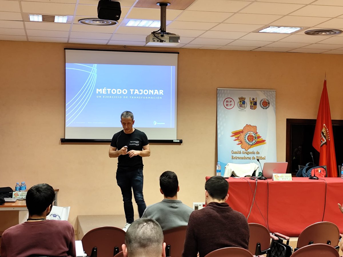 Real Federación Aragonesa Fútbol (@futbolaragon) on Twitter photo #RFAF 𝗘𝗡𝗧𝗥𝗘𝗡𝗔𝗗𝗢𝗥𝗘𝗦 I PONENCIAS
🗣️Comienza la primera ponencia de Ángel Alcalde en las Jornadas de Actualización y Reciclaje organizadas por <a href="/caedefutbol/">Comité Aragonés Entrenadores de Fútbol</a> en Jaca.
<a href="/EntrenadorRFEF/">Comité de Entrenadores RFEF</a> #RFAF 𝗘𝗡𝗧𝗥𝗘𝗡𝗔𝗗𝗢𝗥𝗘𝗦 I PONENCIAS
🗣️Comienza la primera ponencia de Ángel Alcalde en las Jornadas de Actualización y Reciclaje organizadas por <a href="/caedefutbol/">Comité Aragonés Entrenadores de Fútbol</a> en Jaca.
<a href="/EntrenadorRFEF/">Comité de Entrenadores RFEF</a>
