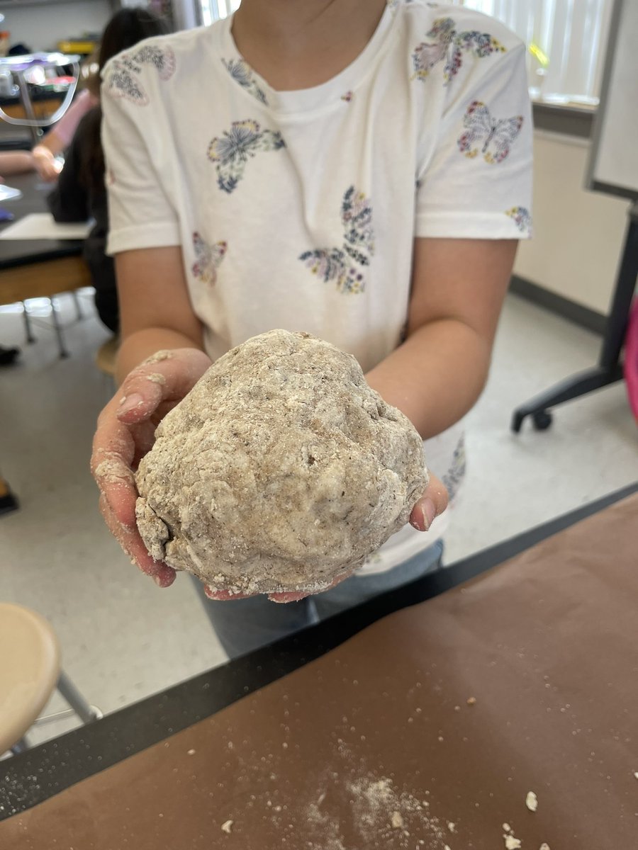 sciencewithchan's tweet photo. Ss made models of volcanoes using salt dough and made them erupt! 🌋 https://t.co/7H3fhSyE9d