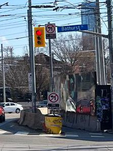 🚨Drivers, please pay attention to the no left turn sign at Dundas St W and  Bathurst St. This applies to north bound and east bound traffic at all times.
Enforcement is in full effect.
Charge:
Proceed contrary to sign at intersection $110
#toronto