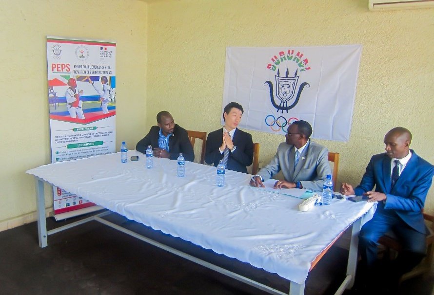 RTNBurundi's tweet photo. Cette donation s'inscrit dans l'initiative japonaise "Sport for Tomorrow", visant à promouvoir les échanges internationaux par le sport. MORIGUCHI a
salué la popularité croissante du Judo au Burundi et son potentiel pour former de futurs champions. #SportForTomorrow https://t.co/HFoh9JCQ09