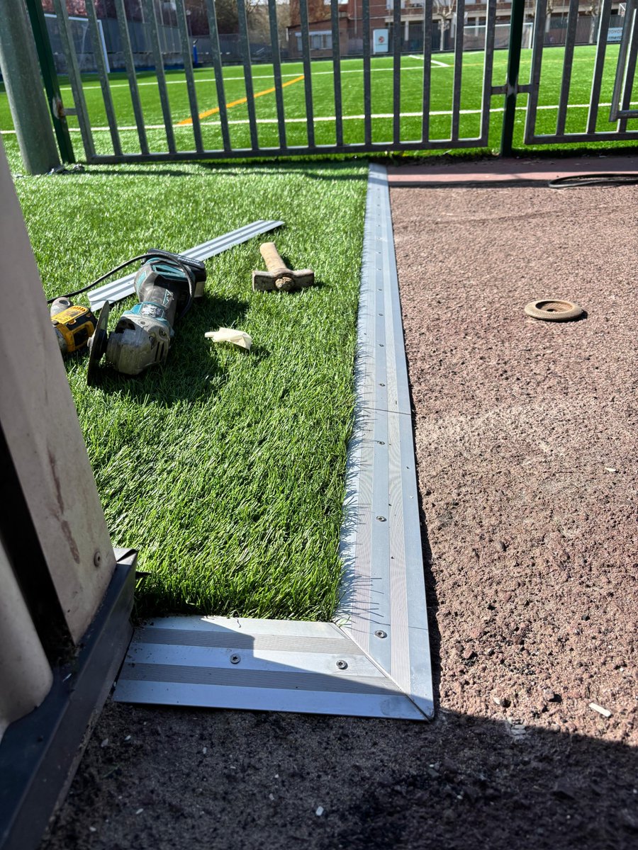 Ayto. #Vitoria solicita la instalación de perfiles de acceso en zona calentamiento y entrada a futbol11 del campo de San Martin. Para evitar corrosión, reducir mantenimiento y mejorar resistencia se elige perfil en rampa maciza de aluminio.

#perfil #remate #resistente #exterior