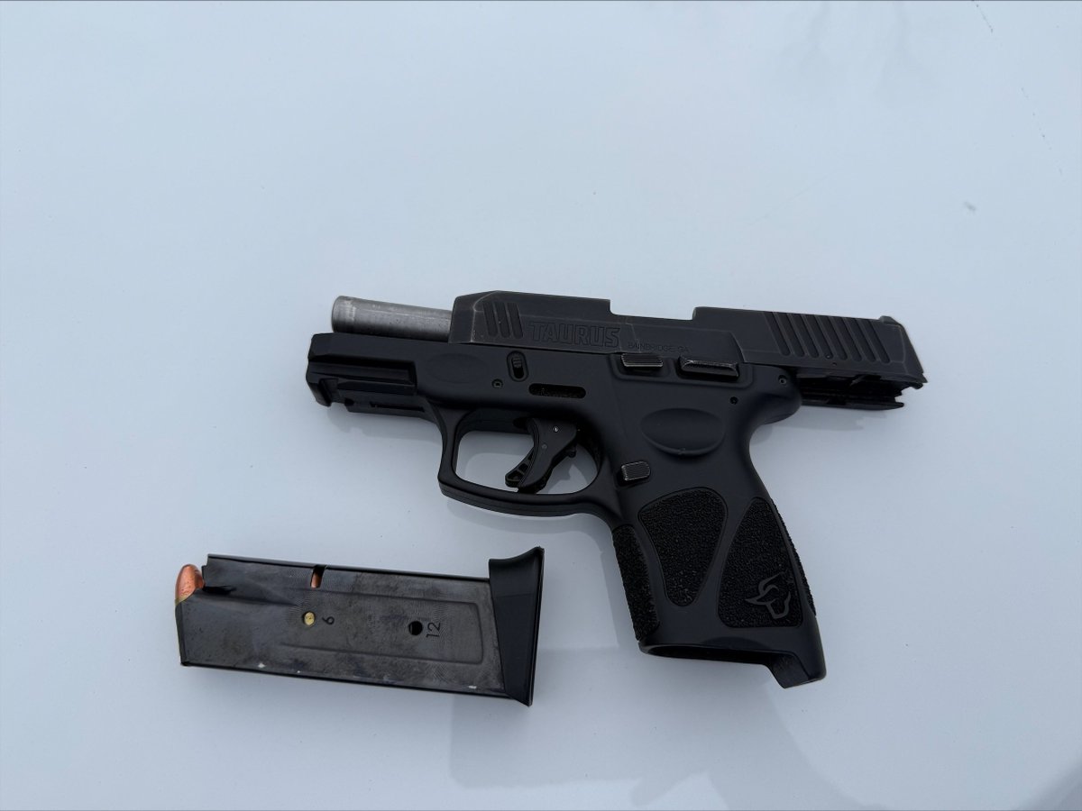 PPDJosephBusa's tweet image. Great work by 39th District Officers P/O Lee, P/O Gershwin, P/O Lombardo, P/O Gettis & P/O Rosinski. 4 days 4 individuals in custody and 4 firearms recovered. @PPD39Dist