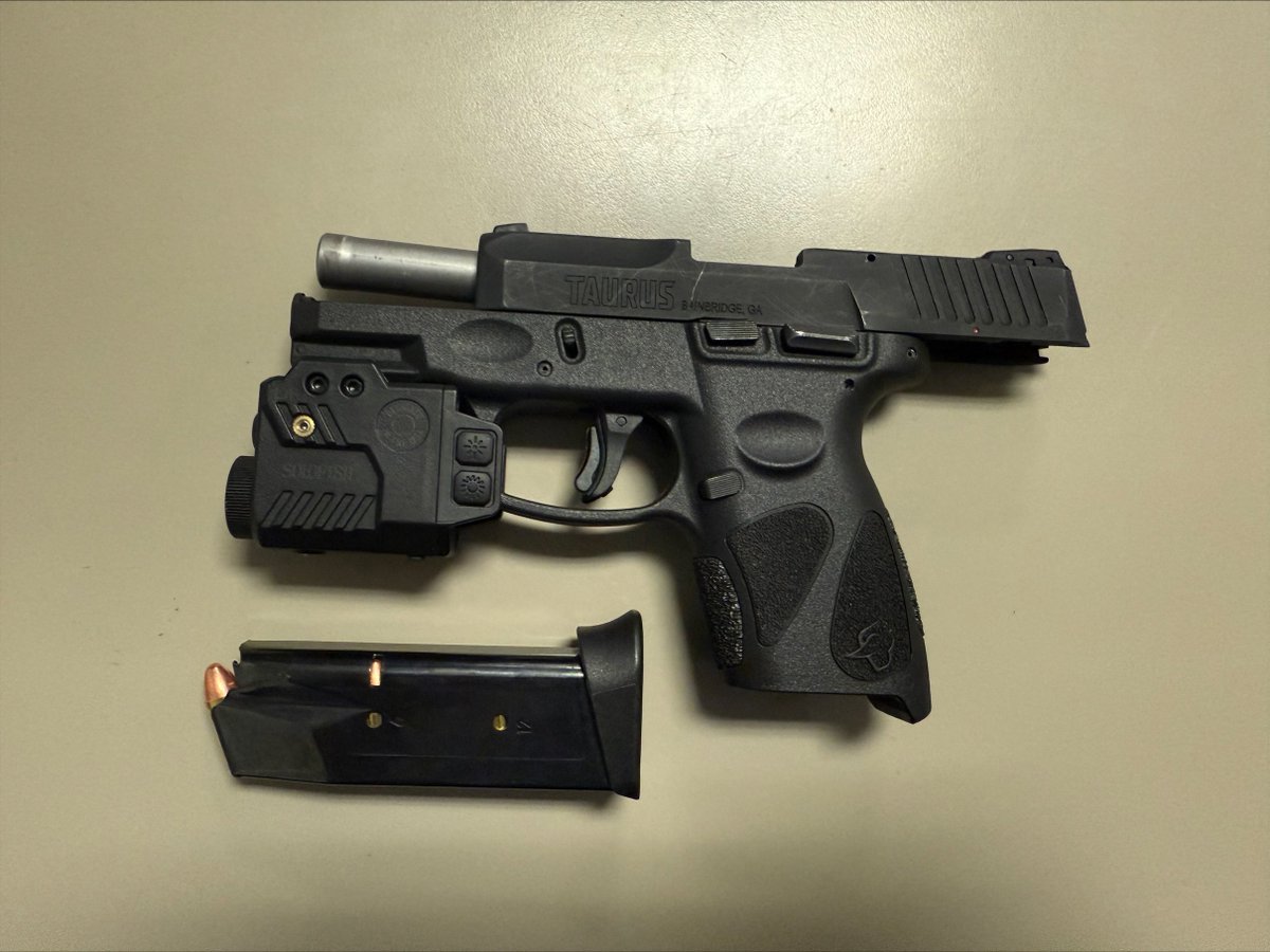 PPDJosephBusa's tweet image. Great work by 39th District Officers P/O Lee, P/O Gershwin, P/O Lombardo, P/O Gettis & P/O Rosinski. 4 days 4 individuals in custody and 4 firearms recovered. @PPD39Dist