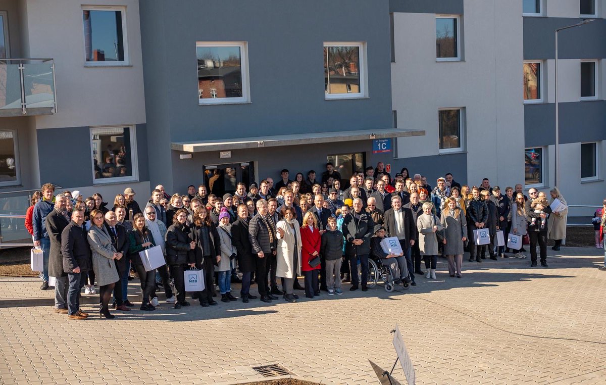 RomanSzelemej's tweet photo. Piękny dzień 🌞 w ⁦@WalbrzychMM⁩ .  Wielki  projekt zakończony - 64 mieszkania  komunalne przekazane lokatorom. Dzięki Bank Gospodarstwa Krajowego I dotacji 21 mln zł I pracy MZB. ⁦@bielawska_s⁩ ⁦@A_K_Leszczynska⁩ ⁦@KacperNogajczyk⁩ https://t.co/FbyYUP6d6u