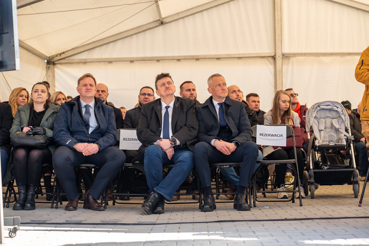 WalbrzychMM's tweet photo. 🏡 Nowe mieszkania komunalne w Wałbrzychu! 🔑

Dziś o 13:00 przekazaliśmy klucze do 64 mieszkań w nowoczesnym budynku przy ul. Traugutta.

✅ Winda, parking, plac zabaw,
✅ Fotowoltaika i pompy ciepła,

Wałbrzych stawia na nowoczesne budownictwo komunalne! 💙

@RomanSzelemej https://t.co/hKtv5I8ROp