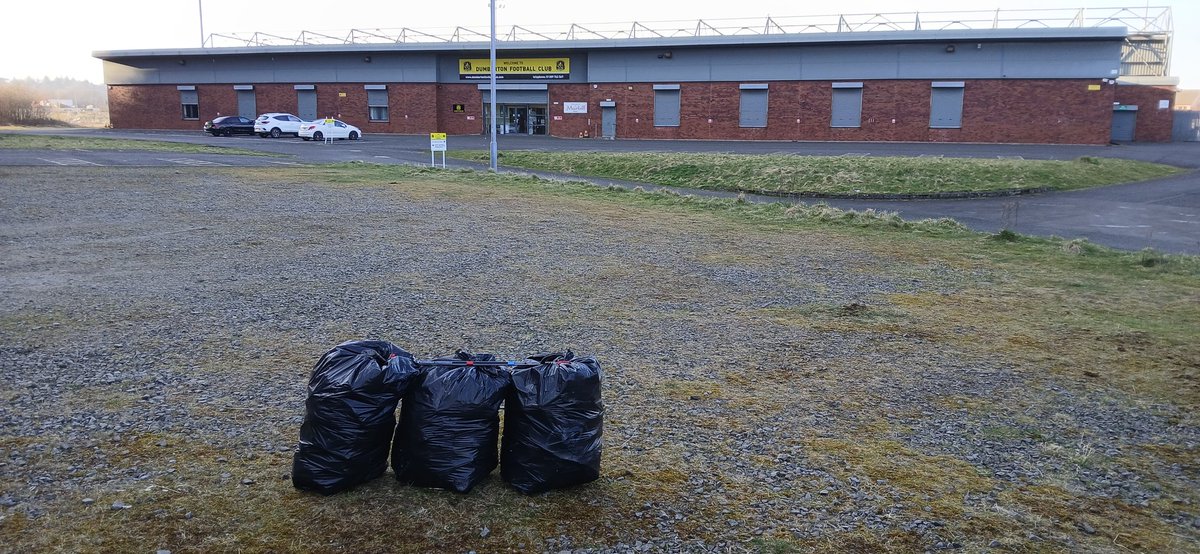 AlistairFergu11's tweet photo. Cleared DFC ground surrounding area. 4 bags full and a thank you from the groundsman!
#KeepScotlandclean #KeepScotlandtidy
#Scotlandisbeautiful #Dontbeatosser
@SustransScot @KSBScotland #Earthcleanup #trashtag #plasticproblem #Dumbdumpers #OneMillionBags https://t.co/NRv3tgg4nB