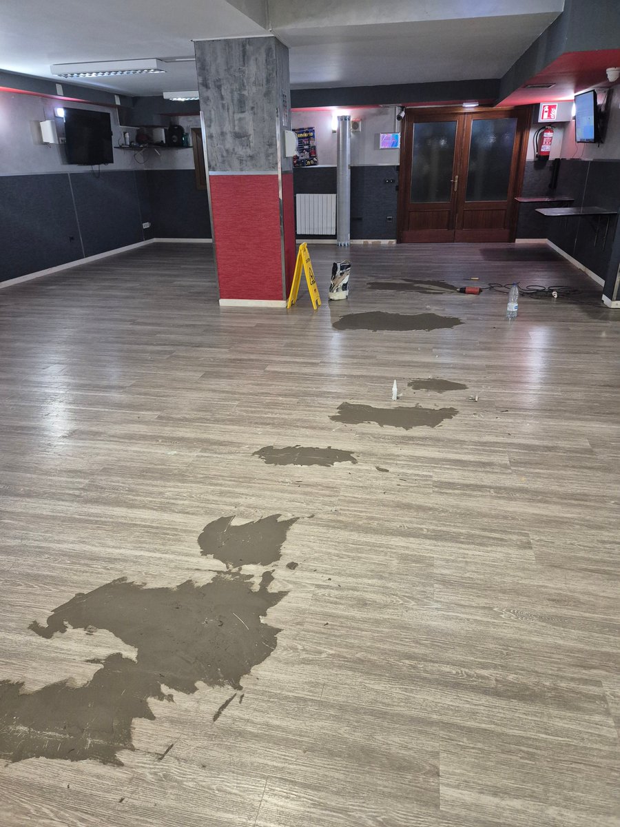 En este caso iniciamos la colocación de un pavimento vinílico en una residencia de ancianos, pero sin parar la actividad. De día, reparamos las zonas más complicadas. De noche aprovechamos a tirar los rollos del pavimento.

#nonstop #pavimento #pvc #residencia #portugalete