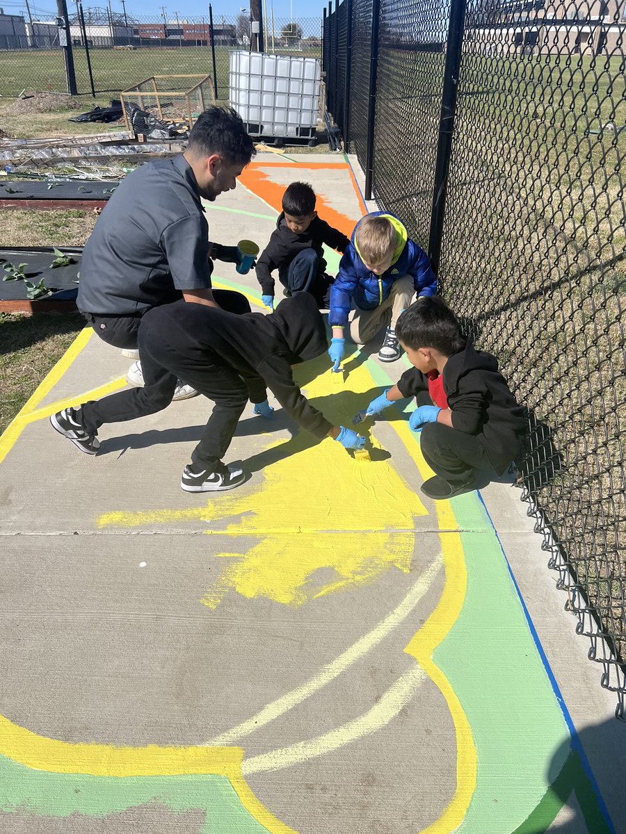 dallasschools's tweet photo. 🎨🌼 Students at Dr. Elba and Domingo Garcia West Dallas Stem School are working to beautify their learning garden thanks to the help of local nonprofit Better Block. https://t.co/TZEs1YDHSY