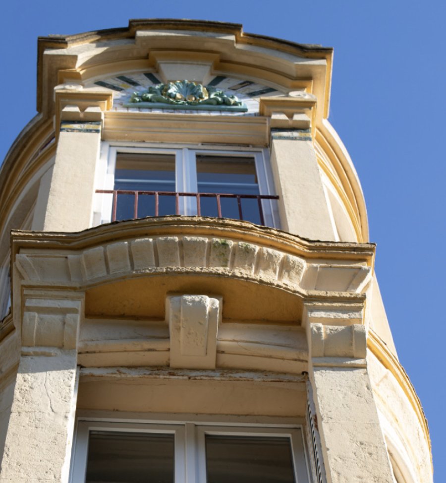 full on freaking out rn if you're wondering

6 bed, 3 bath, 19th century period home nestled in a quiet Normandy town 

€239,180