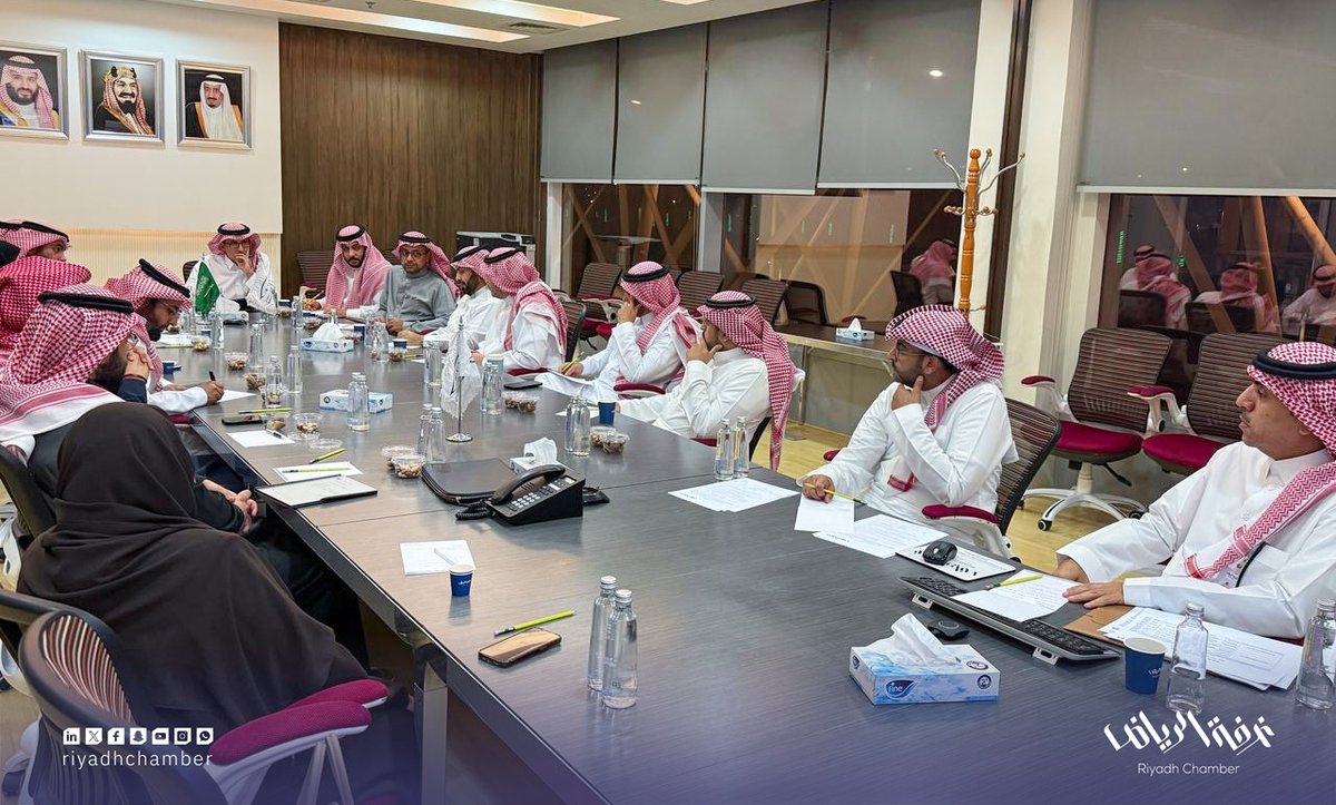 RiyadhChamber's tweet photo. عقدت لجنة الصناعة والطاقة بـ #غرفة_الرياض اجتماعها الدوري برئاسة م. بدر الشثري، تم خلاله تشكيل فريق عمل تنفيذي لتحديد استراتيجية اللجنة. و استعراض أبرز التحديات التي تواجه القطاع الصناعي والطاقة، وبحث فكرة عقد بعض اللقاءات و ورش العمل التي تخدم القطاع ومناقشة إمكانية عقد المجلس الصناعي "الثامن" خلال 2025 م.