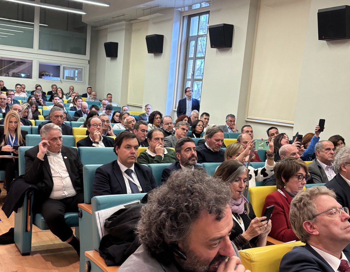 Alemanya té una jornada laboral legal de fins a 48 h/setmana, però a la pràctica treballen entre 32 i 36 h/setmana. 
Per què aquí no podem fer les coses millor ?
Avui hem reclamat un canvi necessari. #AsiNO #Treball #Productivitat #Conciliació #Dialegsocial  <a href="/Conpymesorg/">CONPYMES</a>