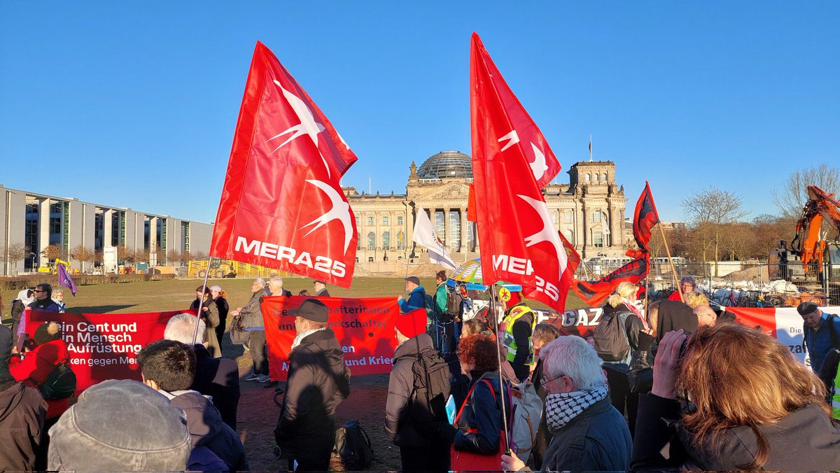 GermanPolyglot's tweet photo. A very dark day for democracy in #Germany:
1) The constitution was amended to provide a lot more money for wars.
2) Nearly half of the MPs taking this decision had no business being in parliament, as voters hadn’t re-elected them on Feb 23. 
#DebtBrake #Schuldenbremse #b1803 https://t.co/c2SCtuV5oQ